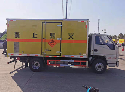 崇信爆破器材运输车工人安全操作规范与智能技术保障